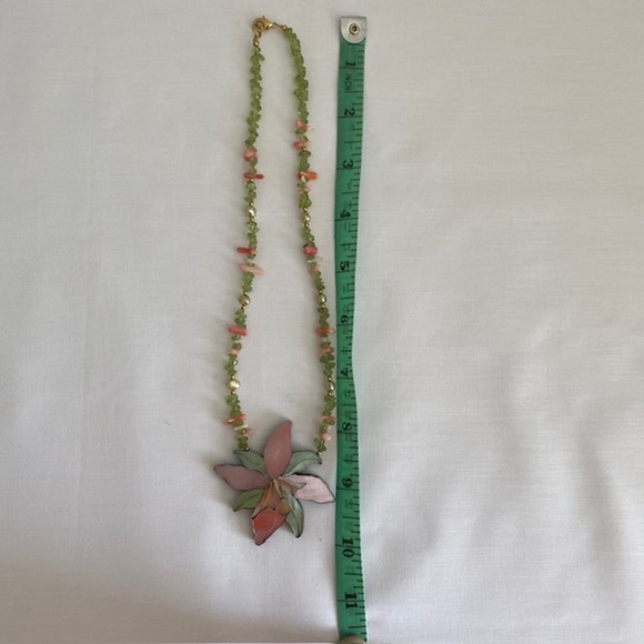 Lee Sands Hibiscus Flower Peridot Beaded Mother of Pearl Lucite Backed Necklace - Picture 6 of 6